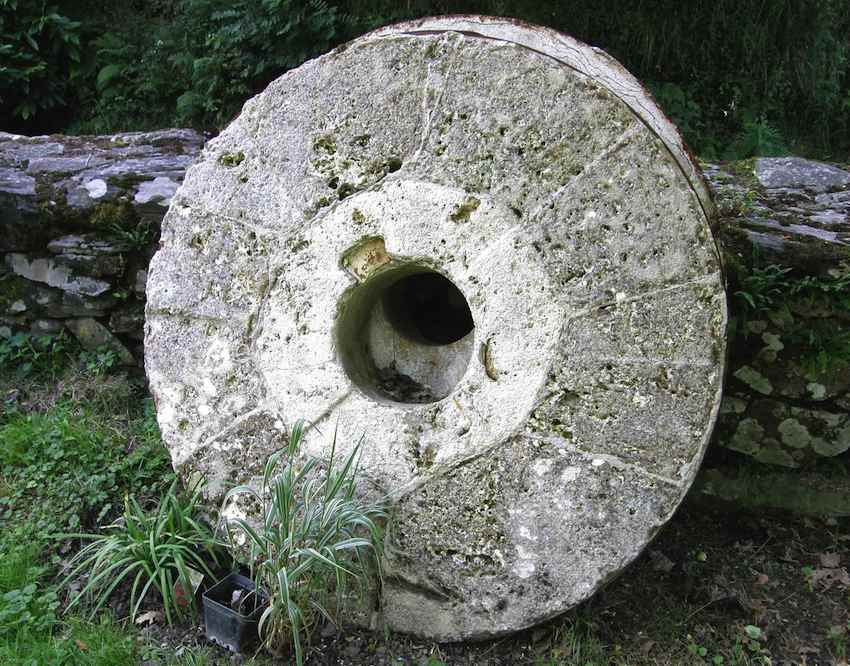 Meule du moulin de Serres