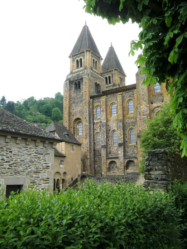Abbatiale Saint-Foy et vitraux de Soulages